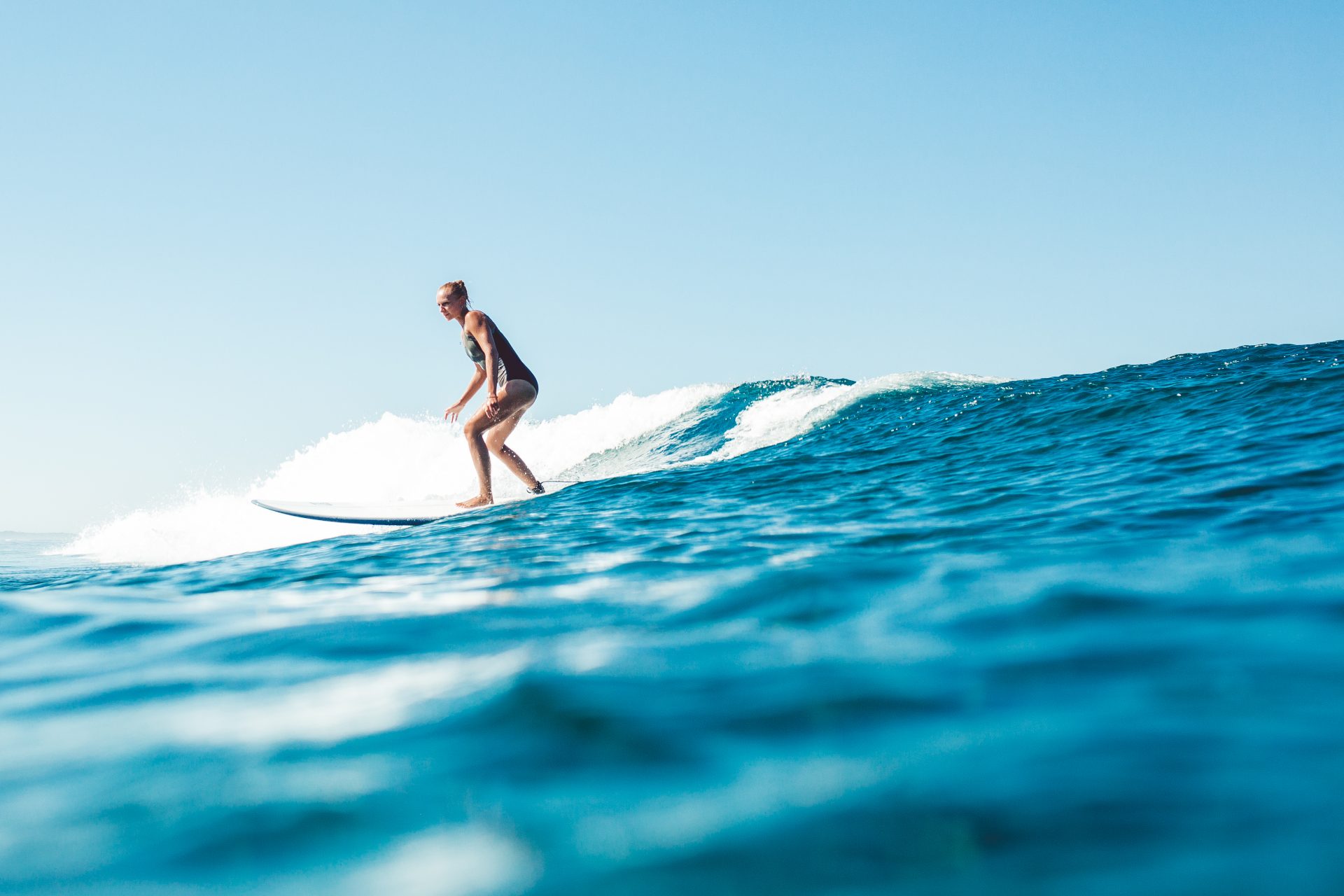 surfista sobre las olas